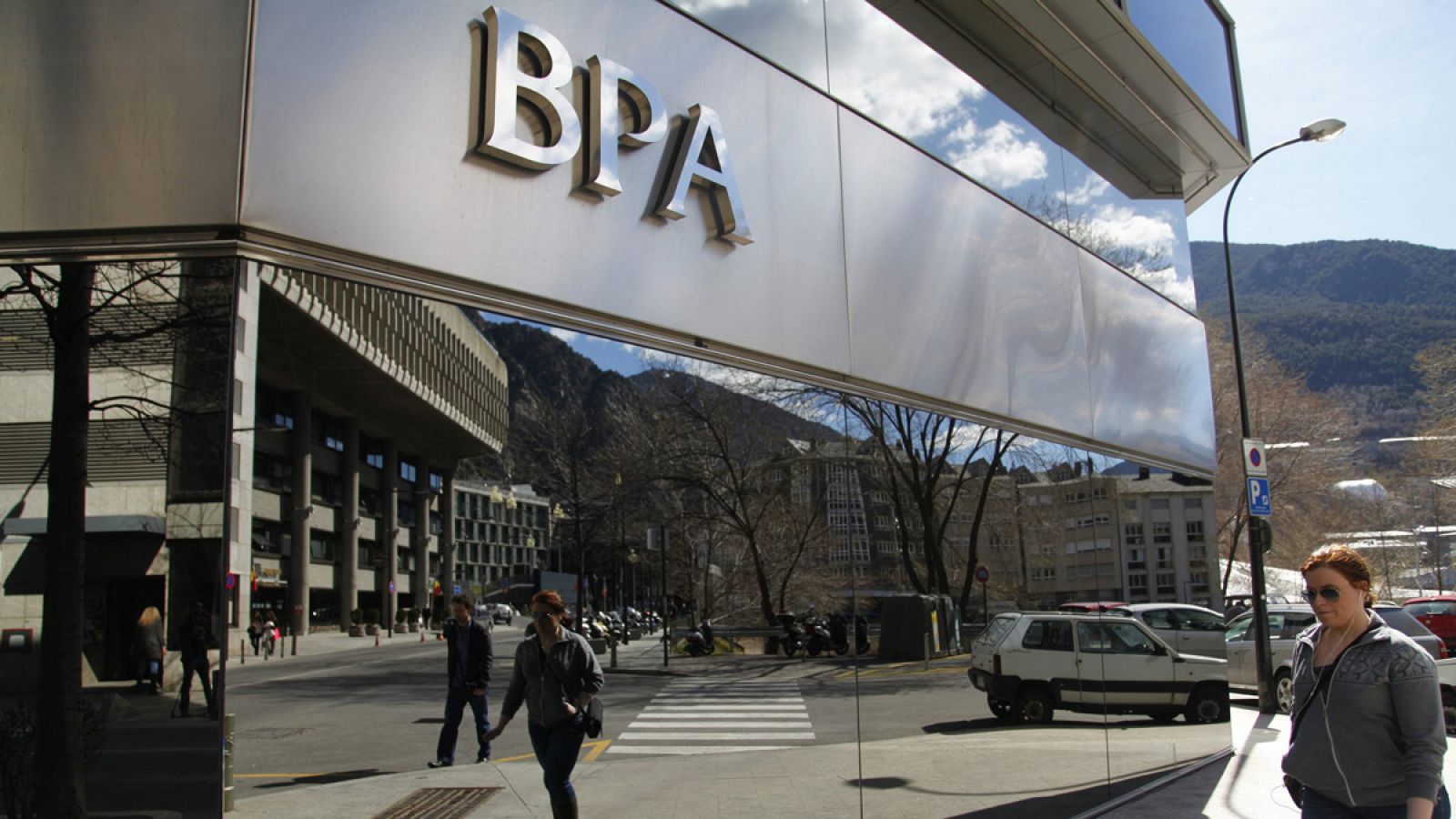 La sede del gobierno de Andorra reflejada en la fachada de la sede principal de Banca Privada de Andorra (BPA)