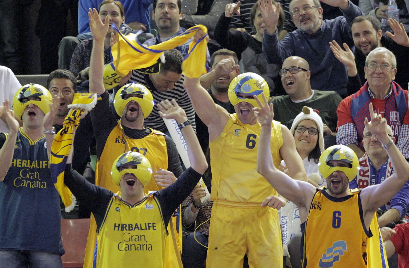 La afición del Herbalife Gran Canaria celebra la victoria de u equipo frente al Valencia Basket.