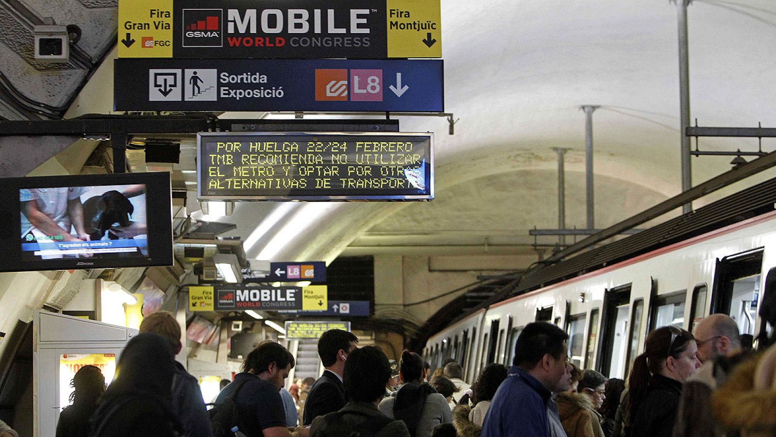 Vista de un panel informativo de la huelga que llevará a cabo el Metro de Barcelona los próximos días 22 y 24, coincidiendo con el Mobile World Congress.
