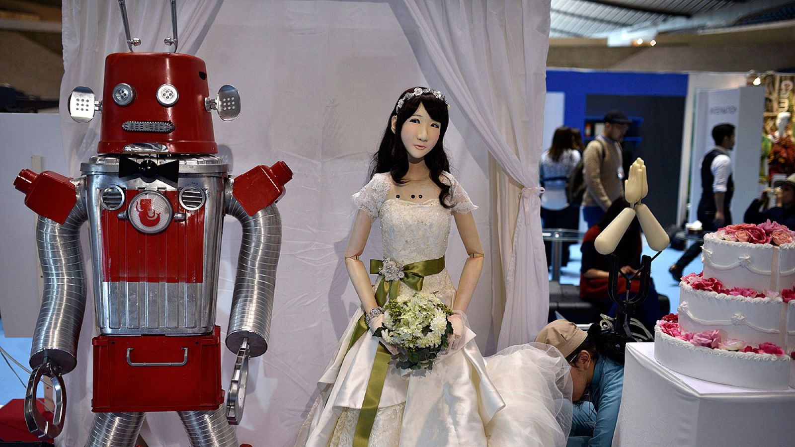 El robot 'Froiss' (izda) y 'Roborin' del artista Maywa Denki son expuestos en la Feria de Moda y Diseño 'Room 32' en Tokio