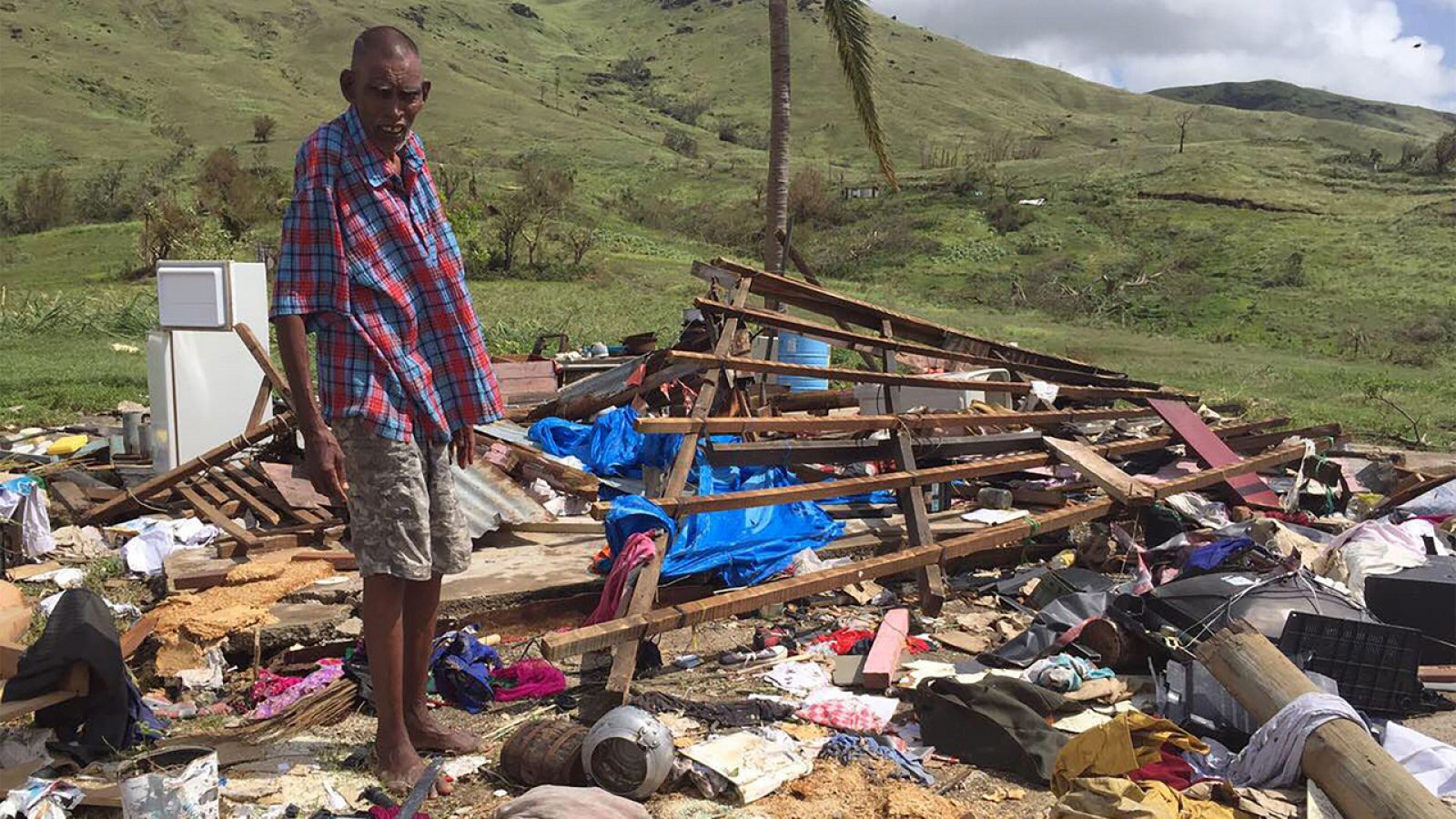 Residente de Tuvu Lautoka en Fiji, observa las ruinas de su casa tras el paso del ciclón Winston