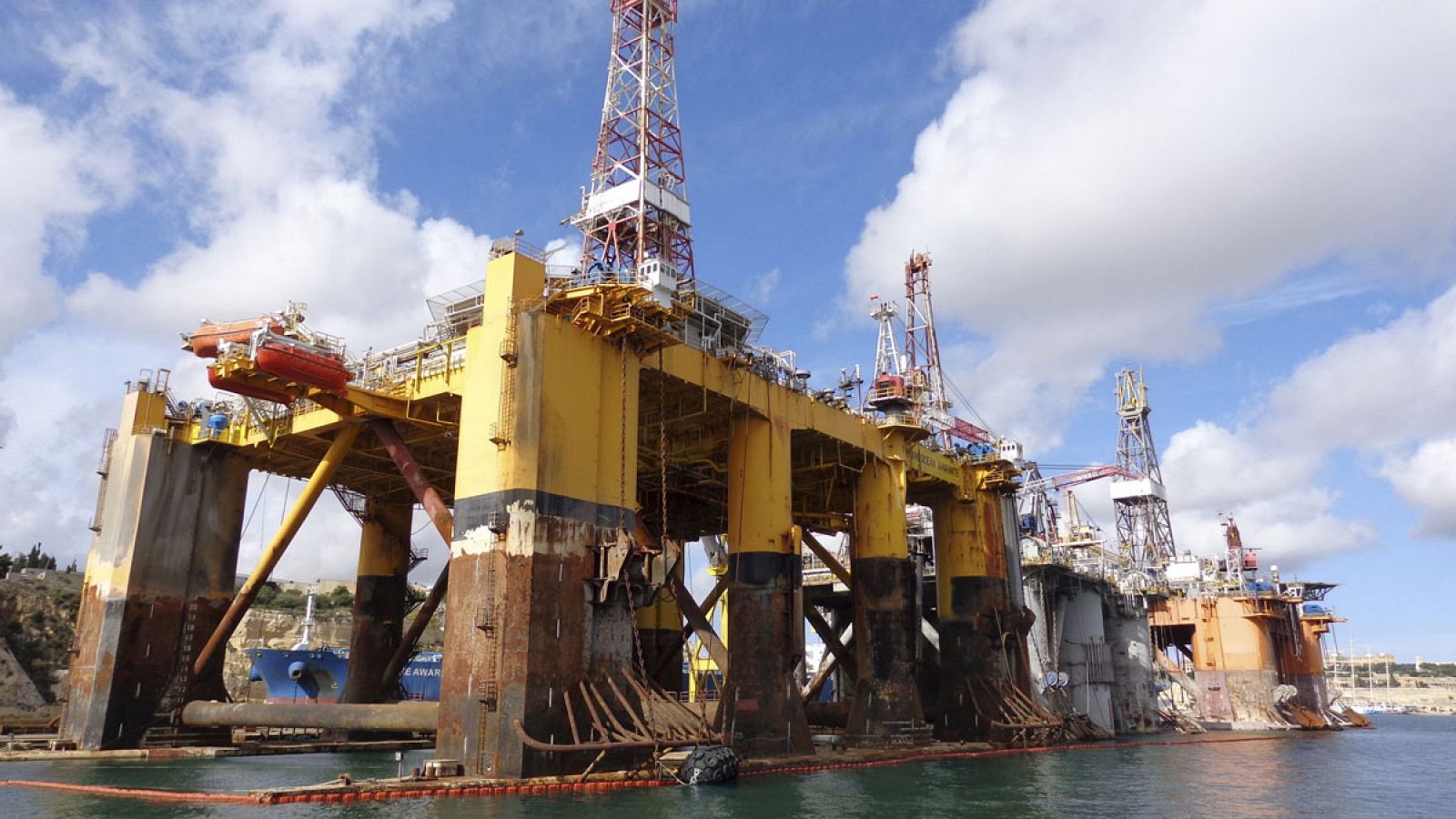 Plataformas petroleras en el puerto de La Valeta en Malta