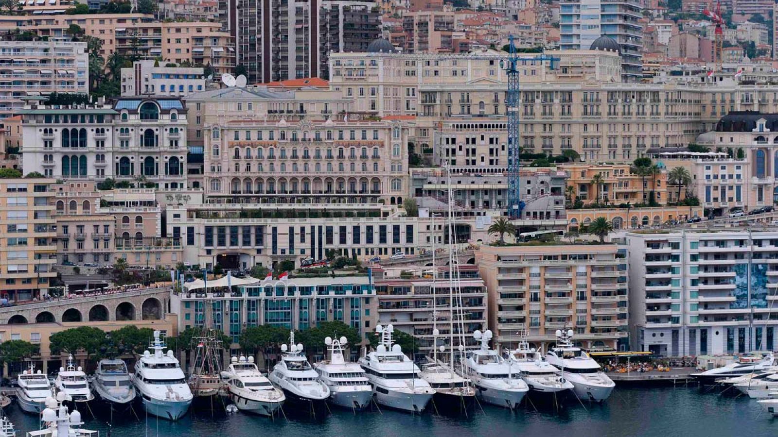 Vista panorámica del puerto deportivo y el frente marítimo de Mónaco