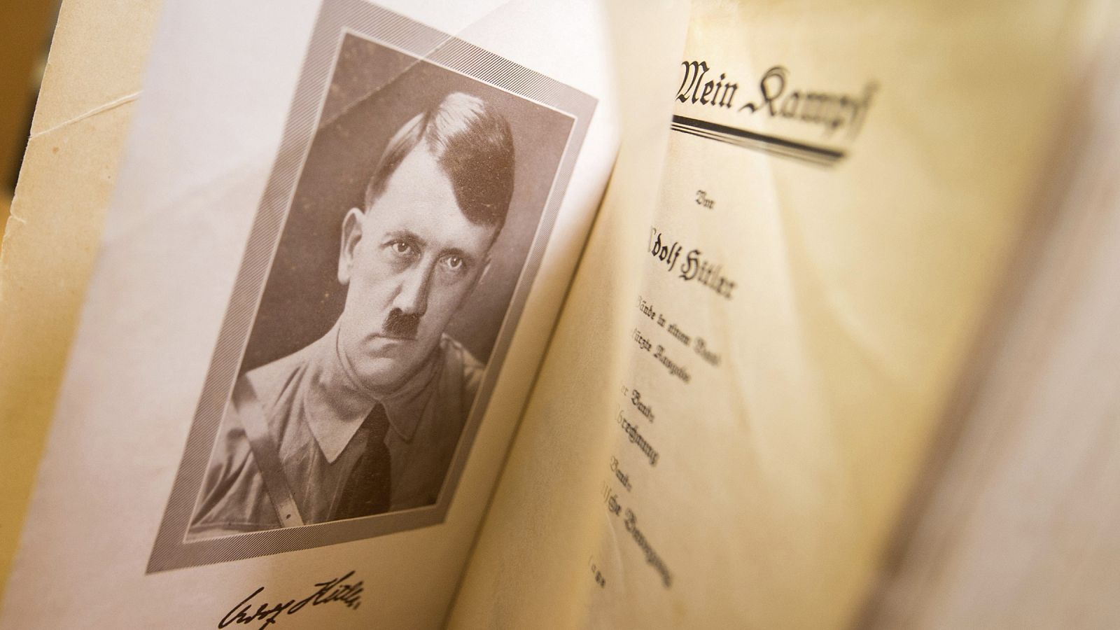 "Mi lucha" de Hitler vuelve a las librerÃ­as alemanas, tras setenta aÃ±os