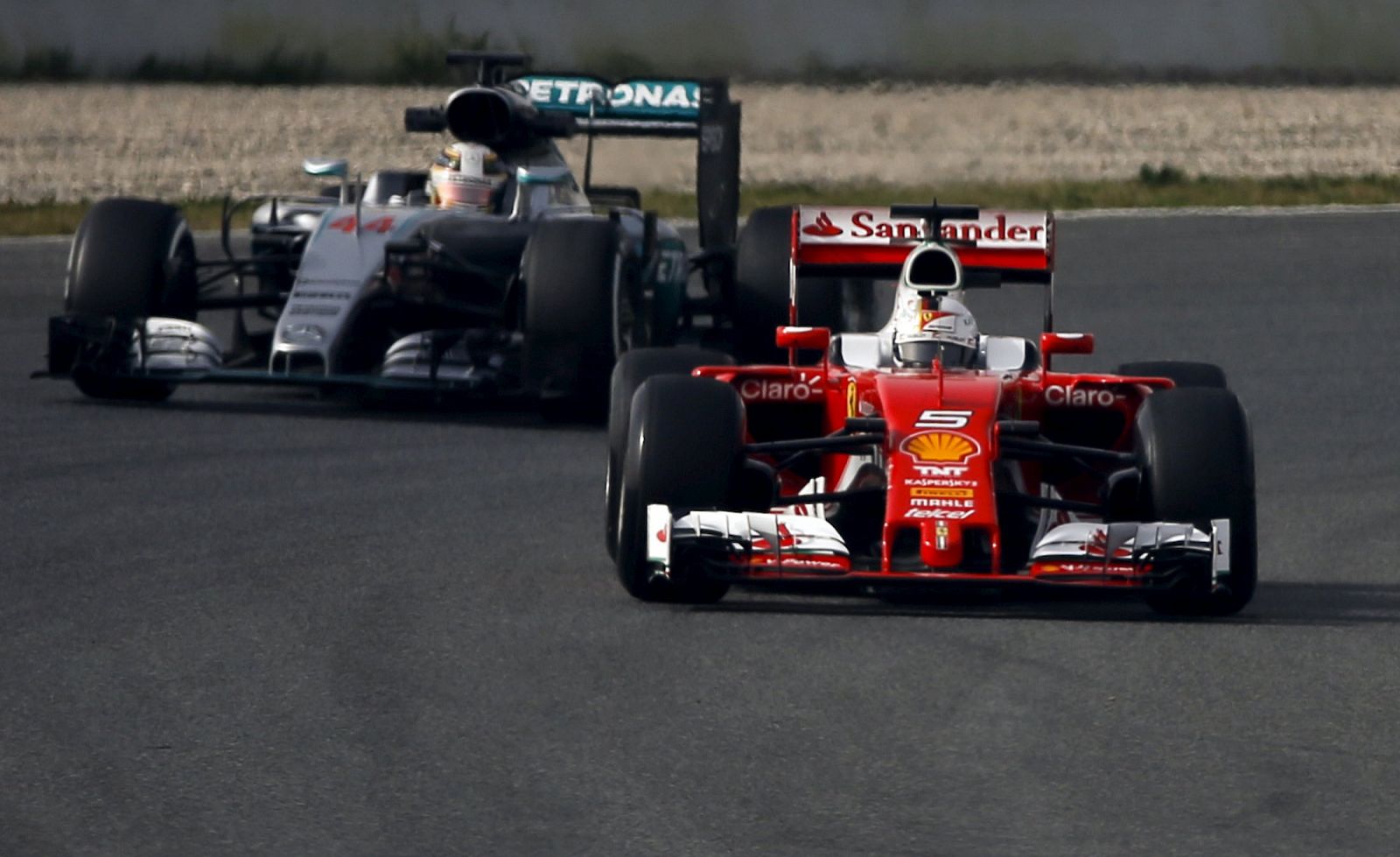 Vettel delante de Hamilton en la primera jornada de pruebas de 2016 en Montmeló