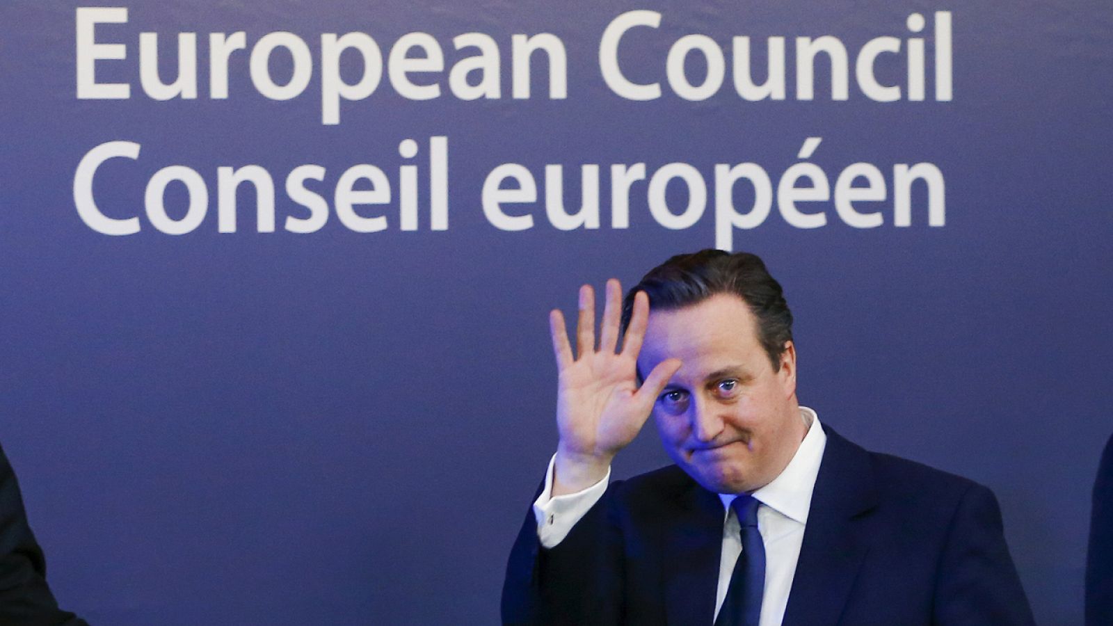 El primer ministro David Cameron abandona la cumbre de líderes europeos en Bruselas