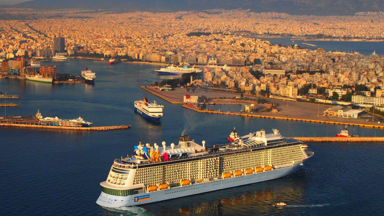 Fotografía aérea del crucero Quantum of the Seas de la compañía Royal Caribean a su llegada al puerto del Pireo cerca a Atenas (Grecia)