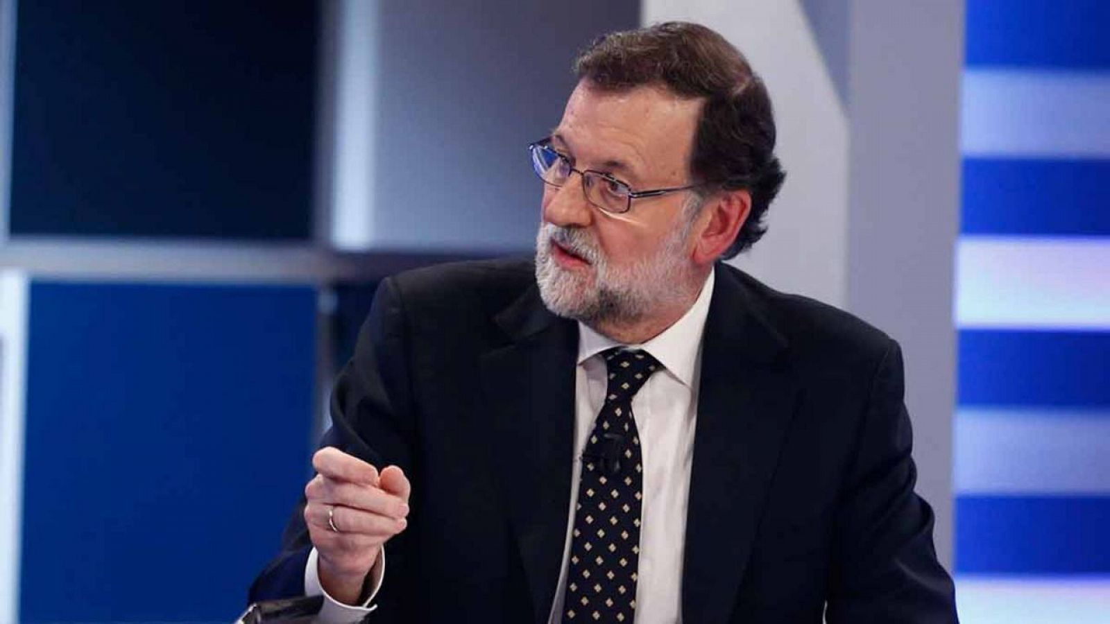 Imagen facilitada por Presidencia del Gobierno, del presidente en funciones, Mariano Rajoy durante la entrevista en 13TV, en Madrid.