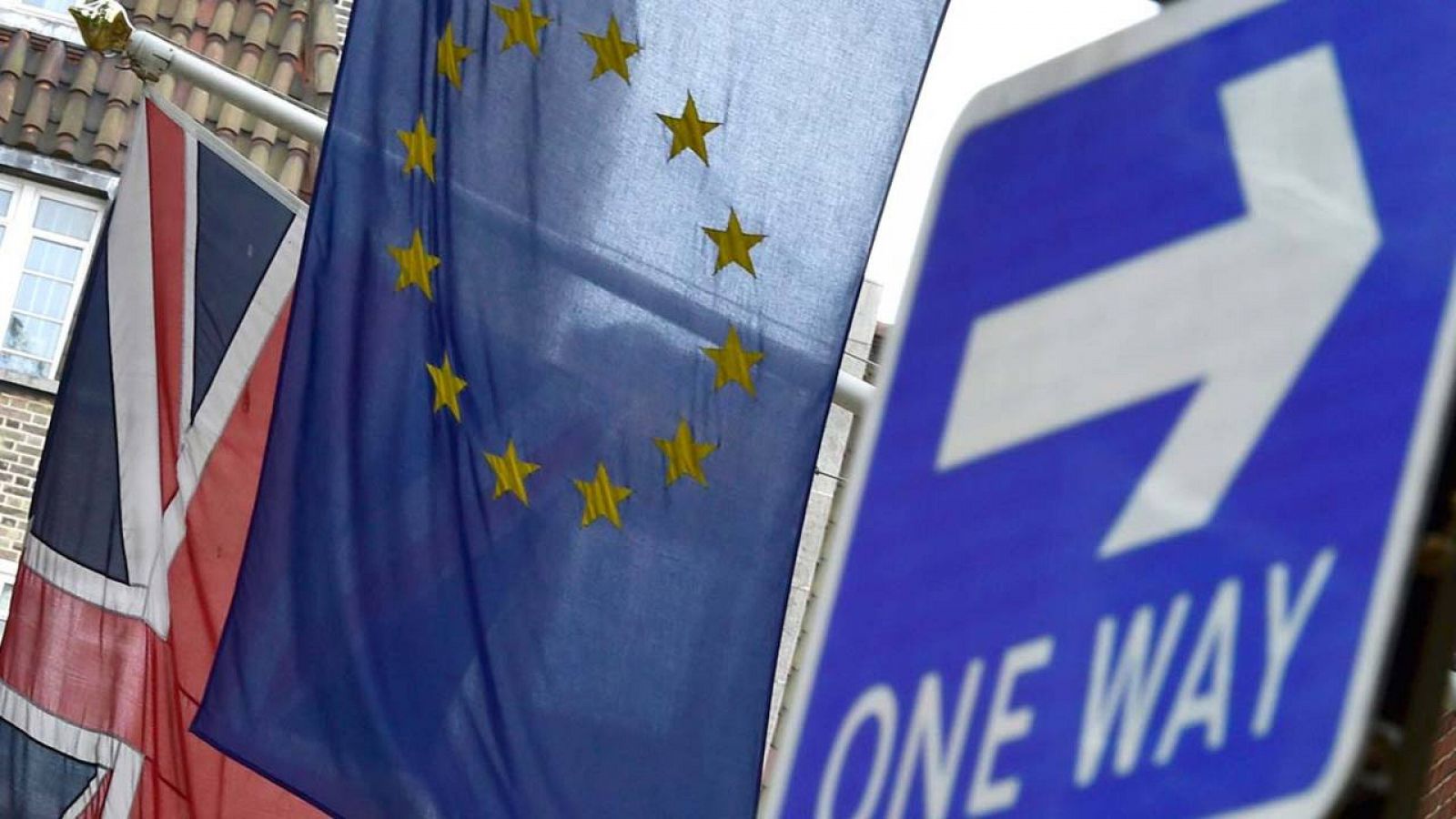 Banderas de Reino Unido y la UE ondean en la Casa de Europa en Londres