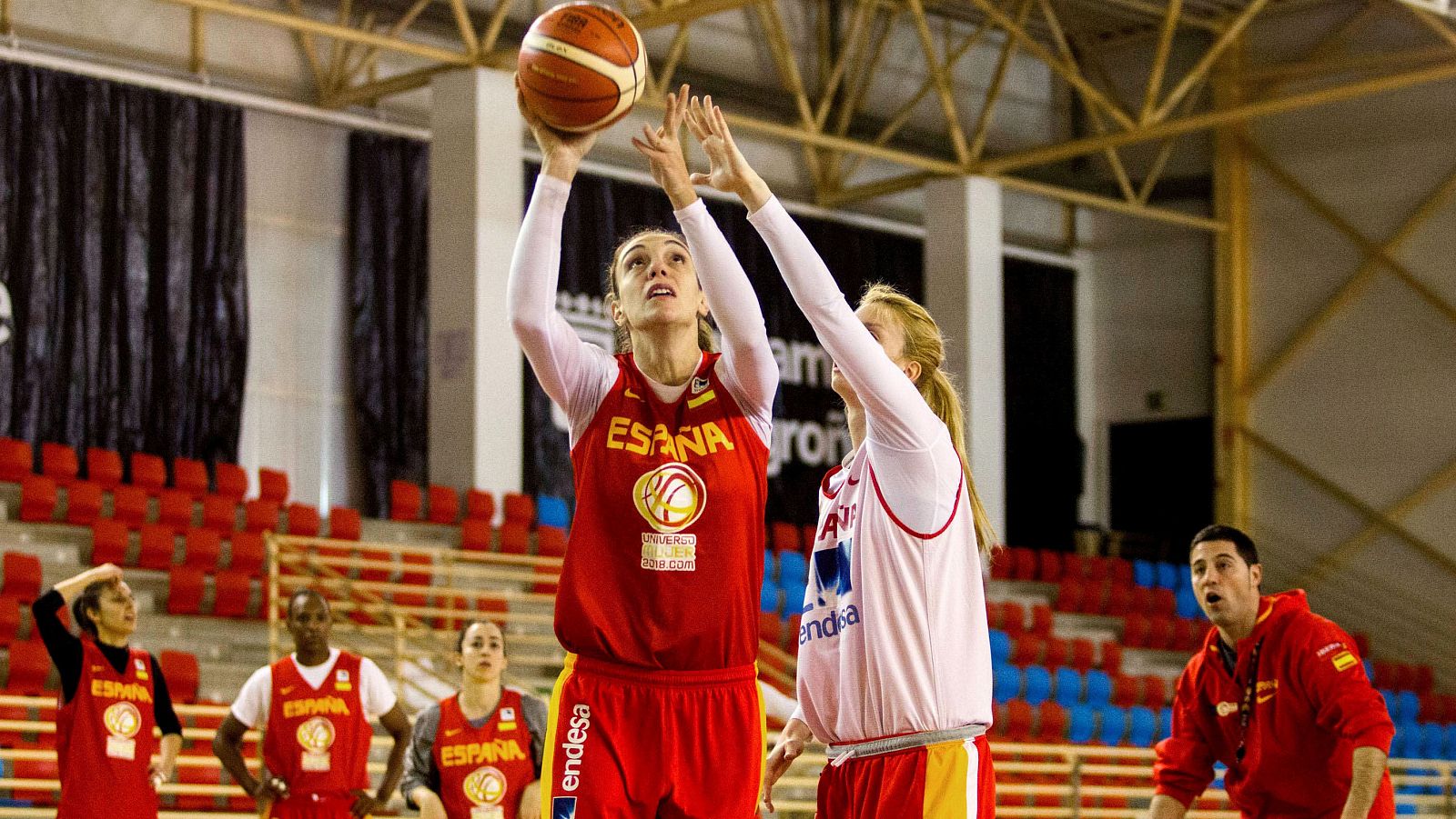 La selección española de baloncesto femenino prepara su partido ante Suecia