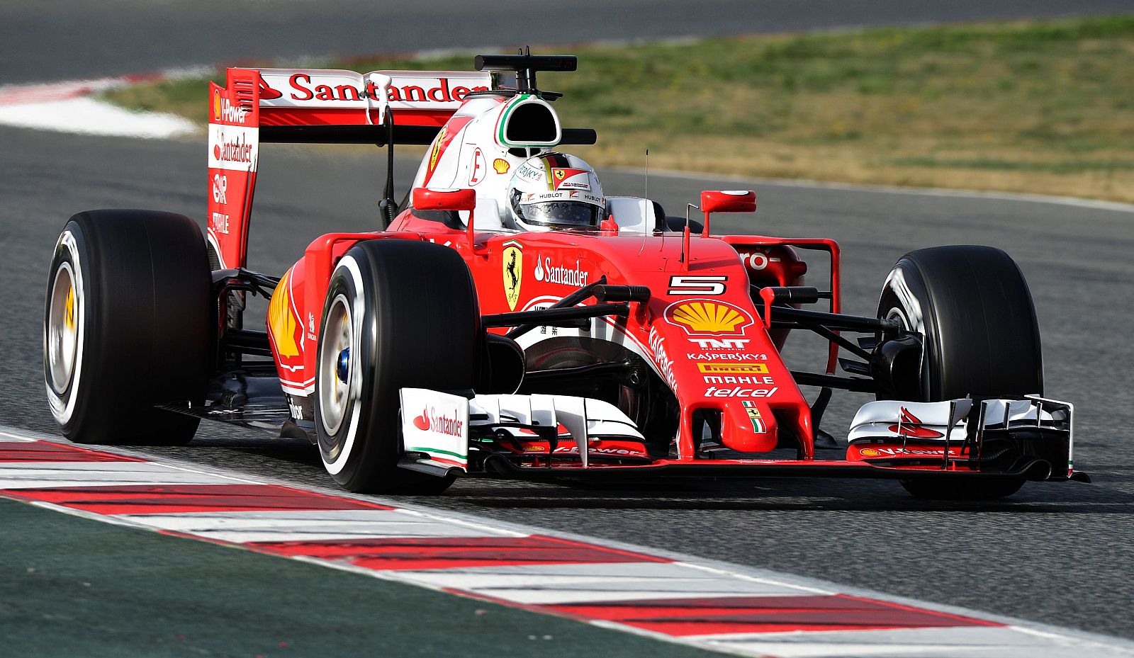 Sebastian Vettel con su Ferrari en elos test de Montmeló.