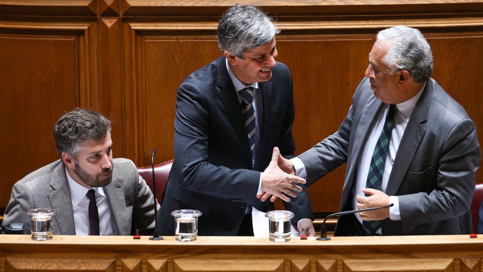 El ministro de Finanzas portugués, Mario Centeno, saluda al primer ministro luso, Antonio Costa, durante el debate parlamentario de los presupuestos