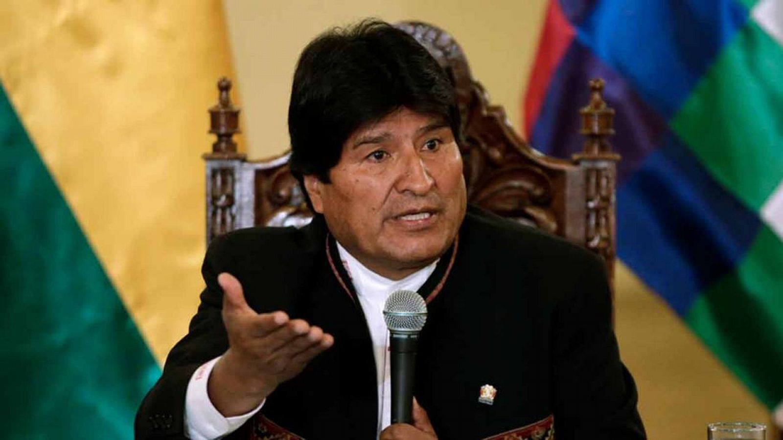 El presidente de Bolivia, Evo Morales, habla en una rueda de prensa el lunes 22 de febrero para valorar los primeros resultados del referéndum.