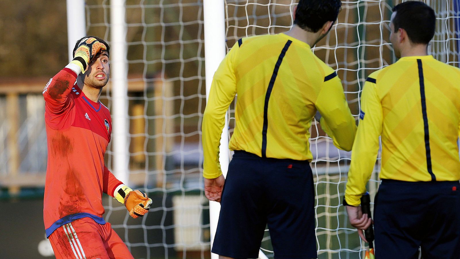 El portero del Valencia juvenil, Antonio Silvera, protesta al árbitro la anulación de un gol legal en la tanda de penaltis.