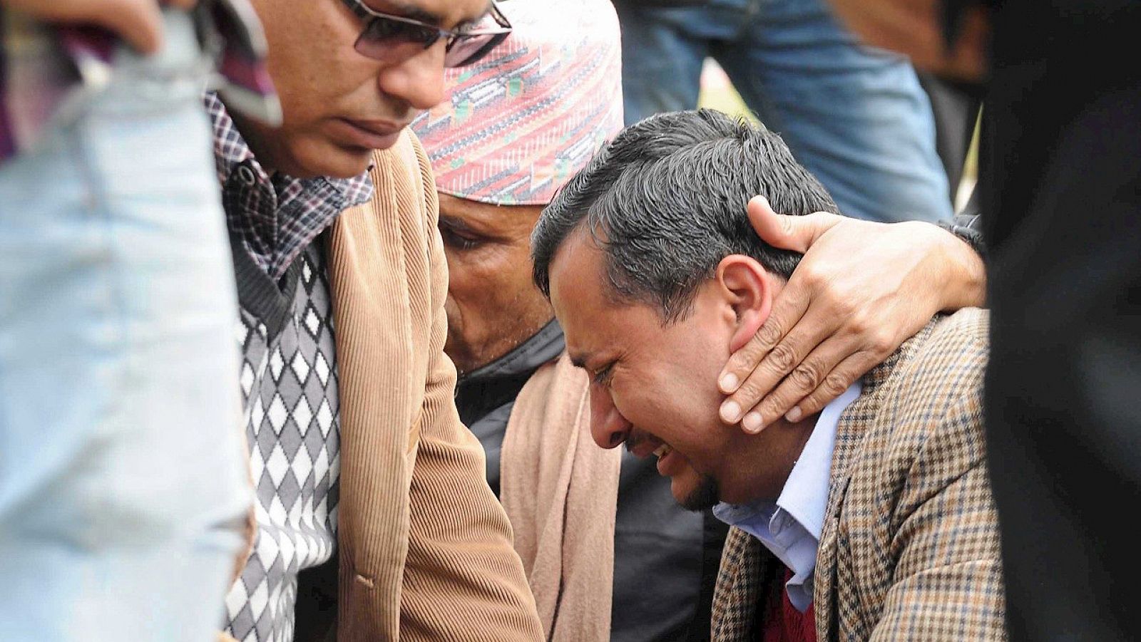 Un familiar de los fallecidos en el accidente de un avión de la compañía Tara Air en Nepal, el 24 de febrero de 2016. REUTERS/Krishna Mani Baral