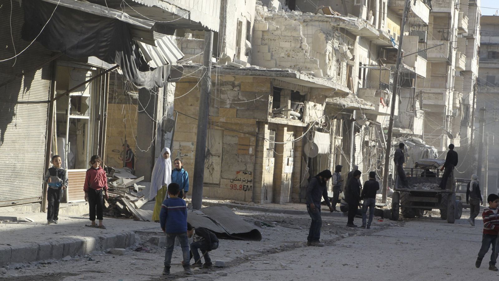 Vecinos comprueban los daños tras un bombardeo en el barrio de Al Fardous en Alepo, Siria