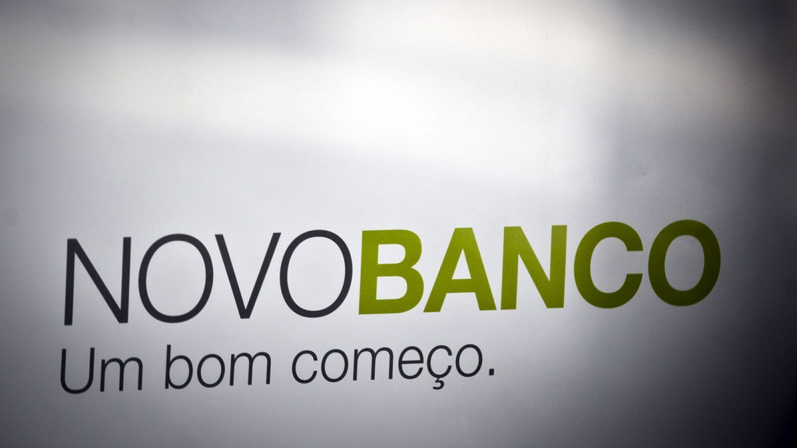 Logo del Novo Banco en una oficina de Lisboa (Portugal)