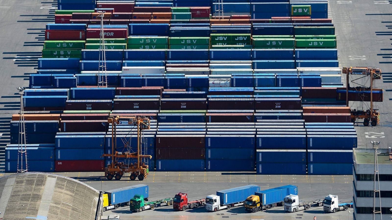 Contenedores en el puerto de Barcelona