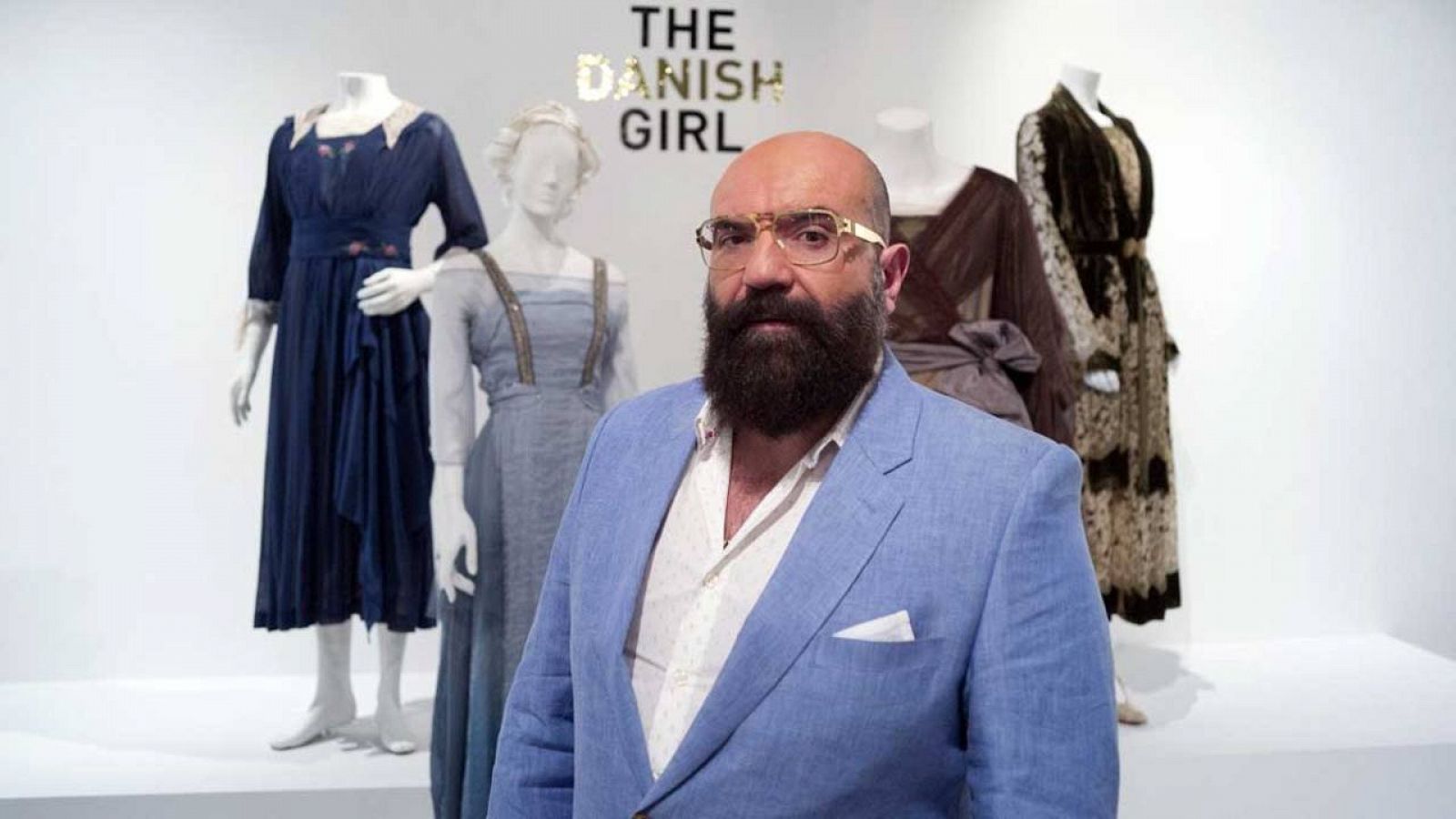 Paco Delgado posa con el vestuario de 'La chica danesa' en Los Ángeles.