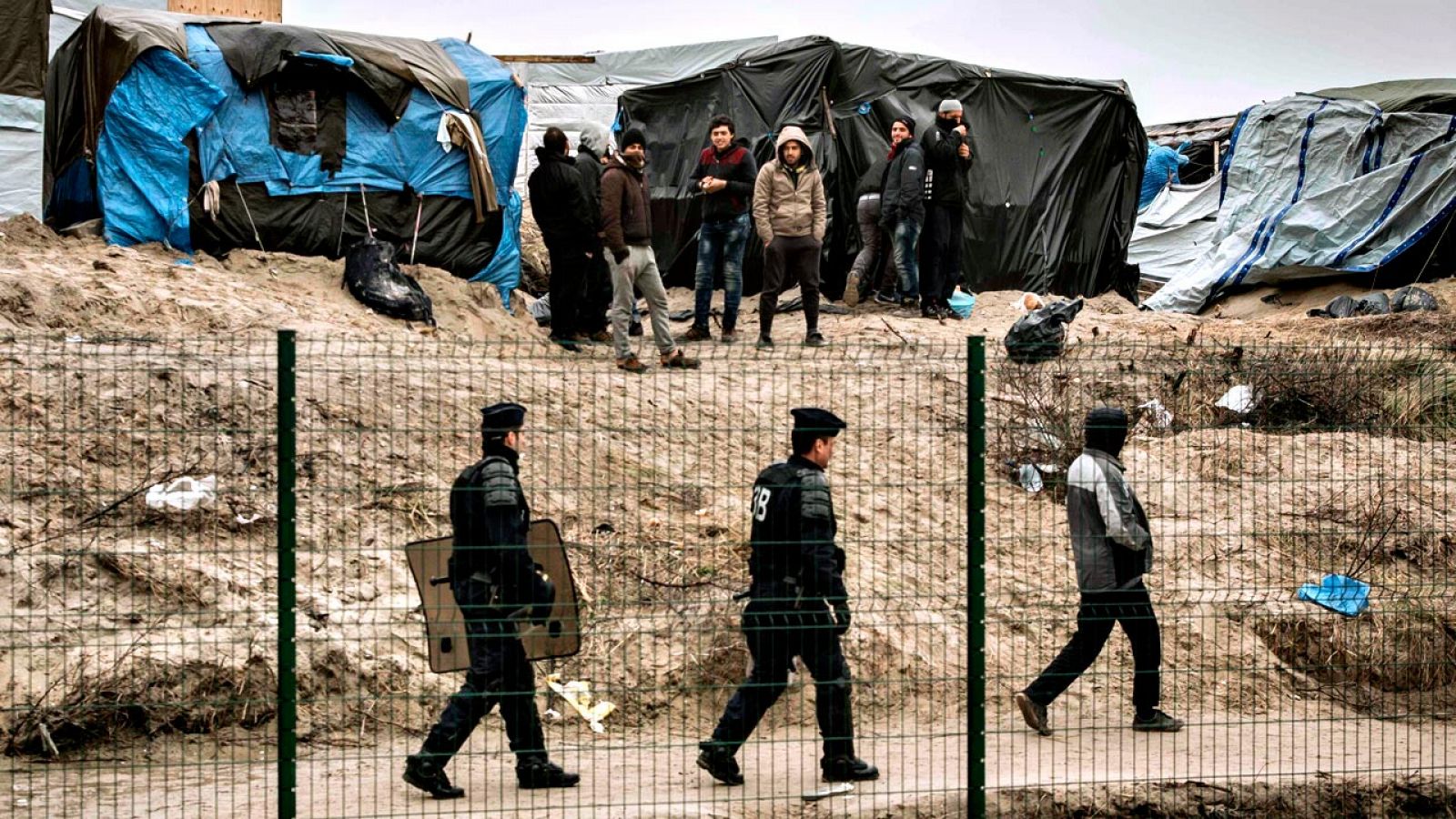 Agentes de la policía francesa en el campamento denominado la 'jungla de Calais'