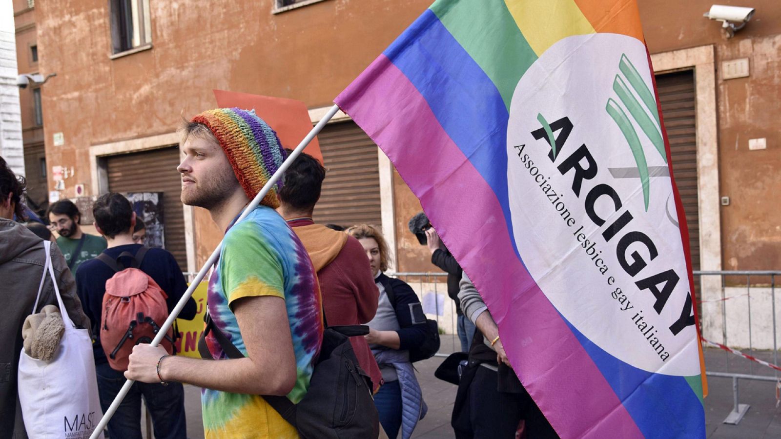 Activistas italianos de la comunidad LGBT se manifiestan por sus derechos en la plaza Cinque Lune de Roma