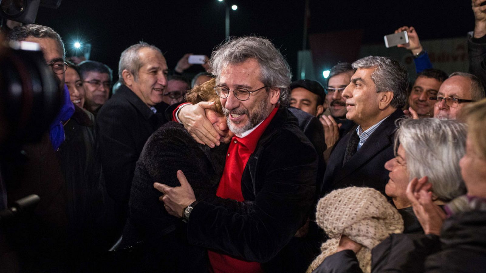 El periodista Can Dündar abraza a su esposa, Dilek Dundar, tras ser liberado en Turquía