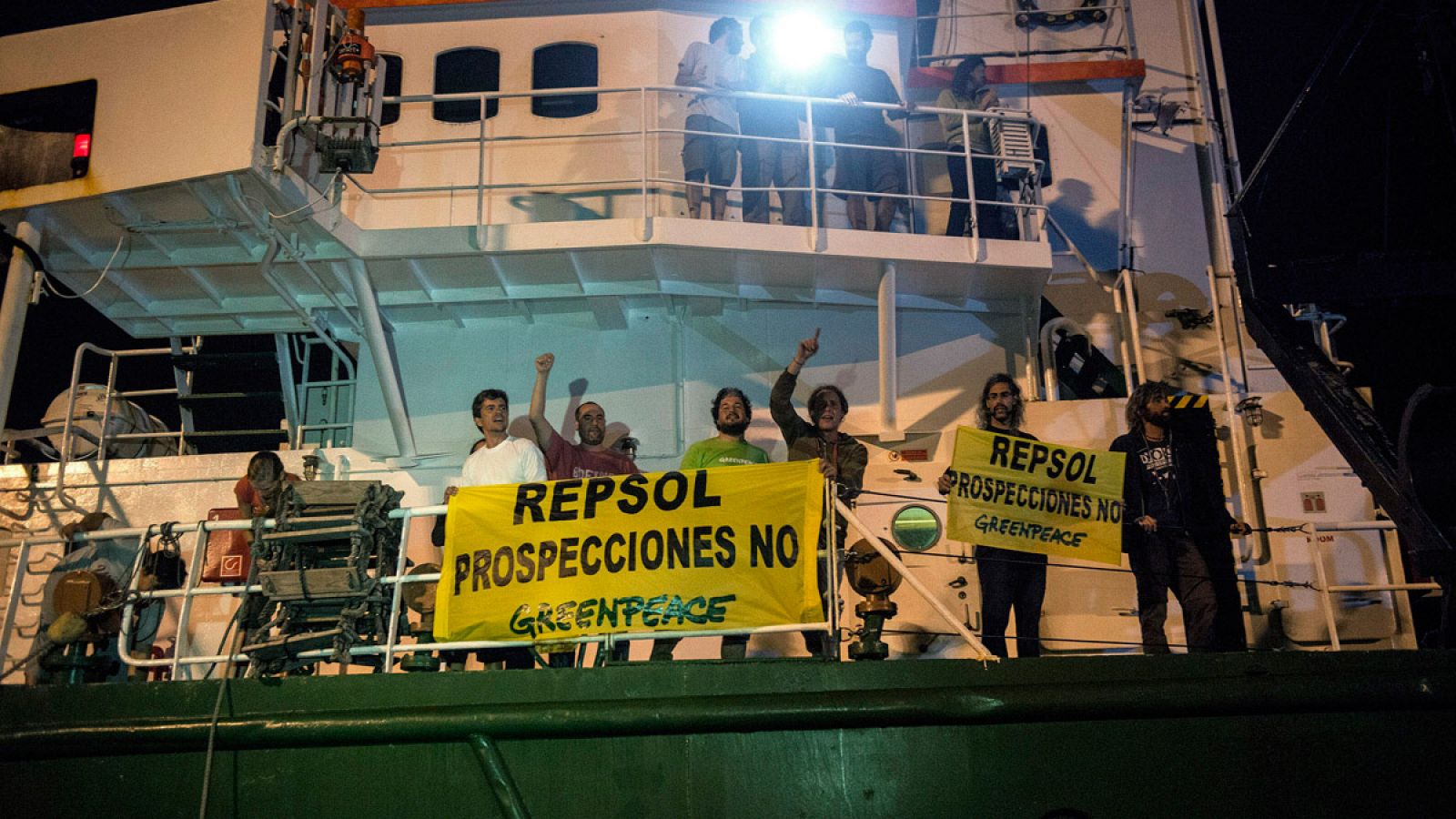 El buque de Greenpeace Artic Sunrise llega al muelle de Los Mármoles de Arrecife, después del incidente con la Armada.