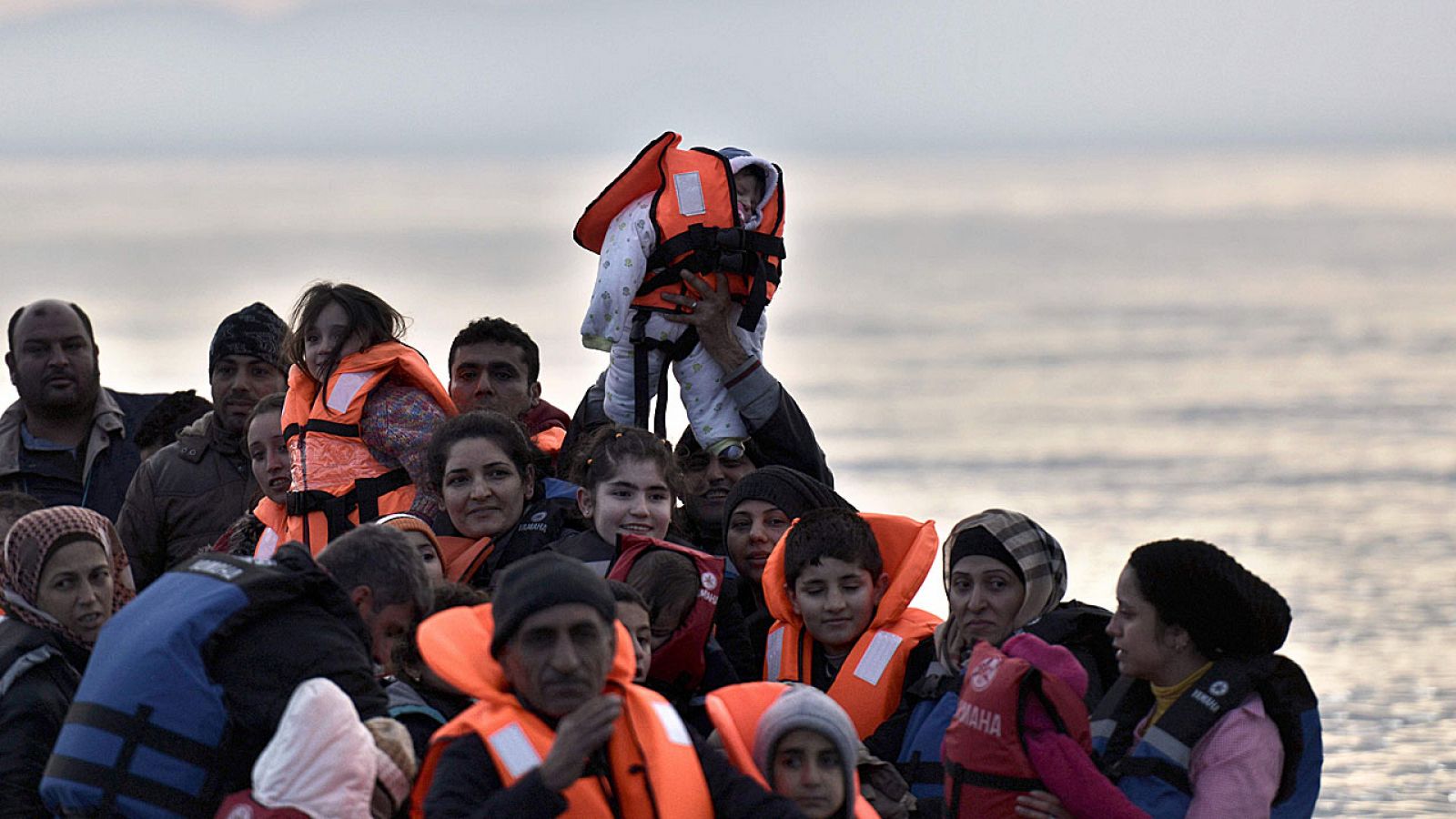 Una barcaza con refugiados y migrantes llega a la isla griega de Lesbos.