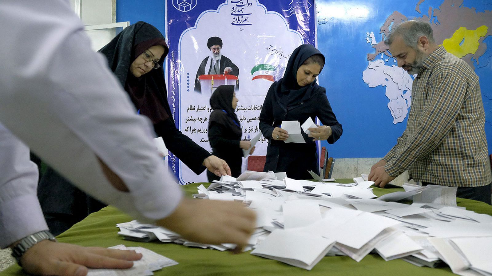 Los iraníes cuentan las papeletas tras la votación