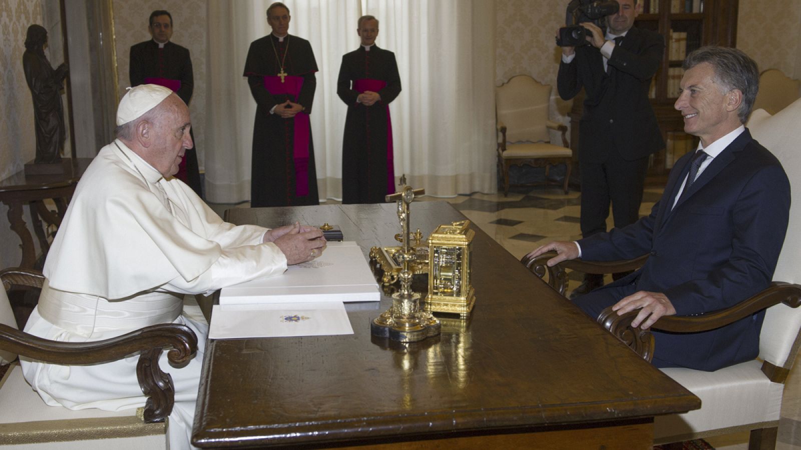 El papa Francisco durante su encuentro con el presidente argentino, Mauricio Macri, en el Vaticano