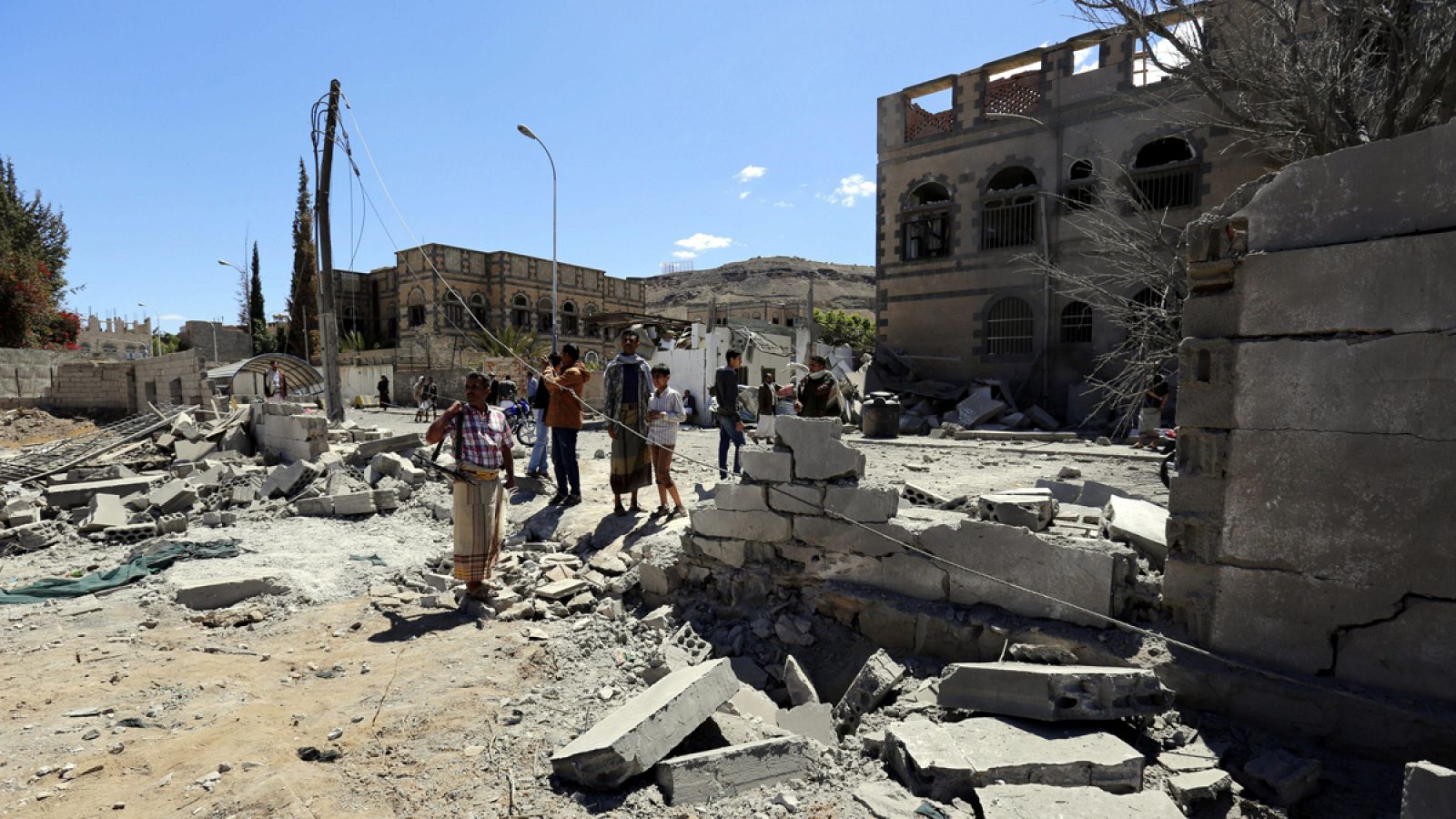 Un mercado cerca de Saná, la capital de Yemen, ha quedado destrozado en un bombardeo de la Coalición Árabe, causando decenas de muertos