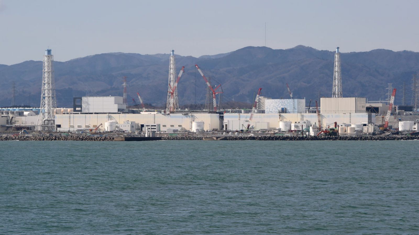 La planta nuclear de Fukushima vista desde uno de los barcos de Greenpeace.