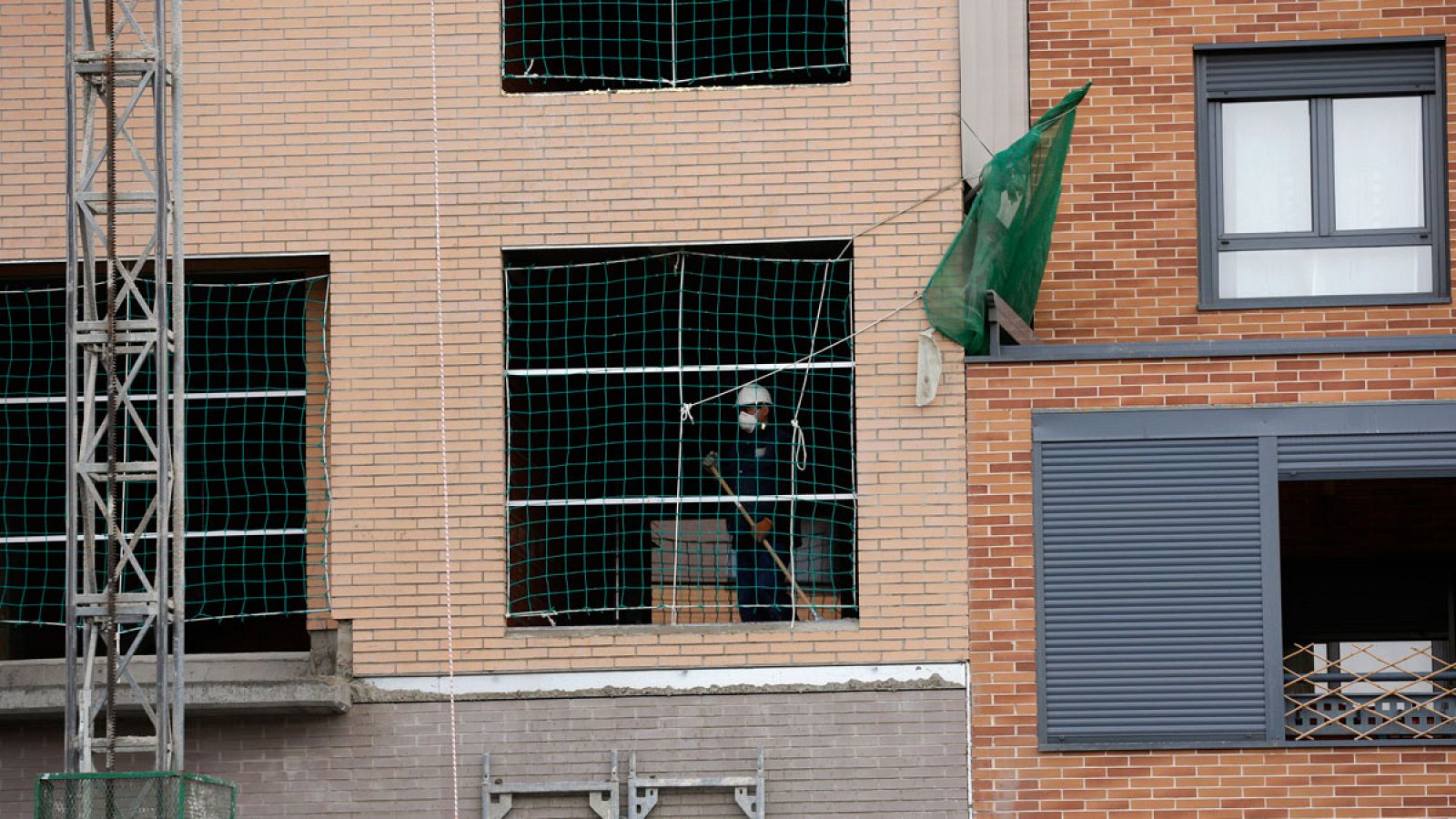 Un obrero de la construcción en un edificio en obras