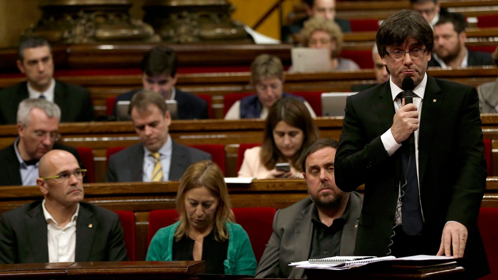 El presidente de la Generalitat, Carles Puigdemont (d), junto a parte de su Ejecutivo.