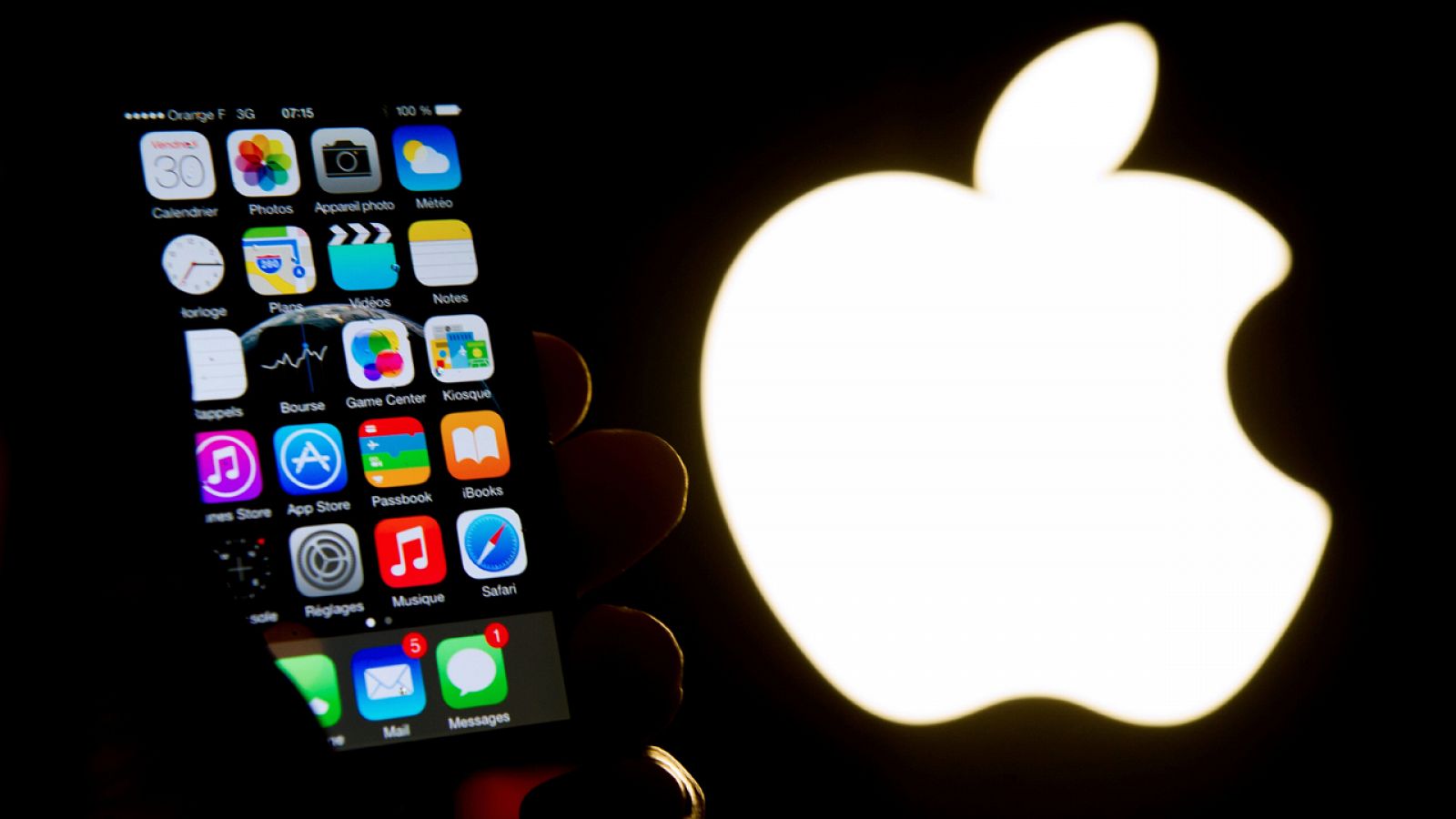 Foto de archivo mostrando un iPhone junto al logototipo de Apple