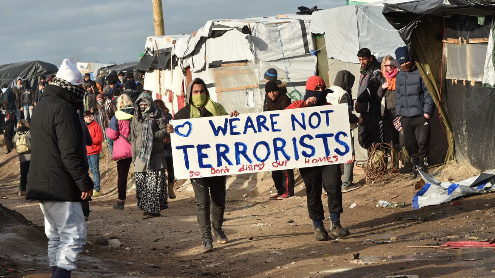 Migrantes se manifiestan durante el desmantelamiento de la "jungla de Calais"