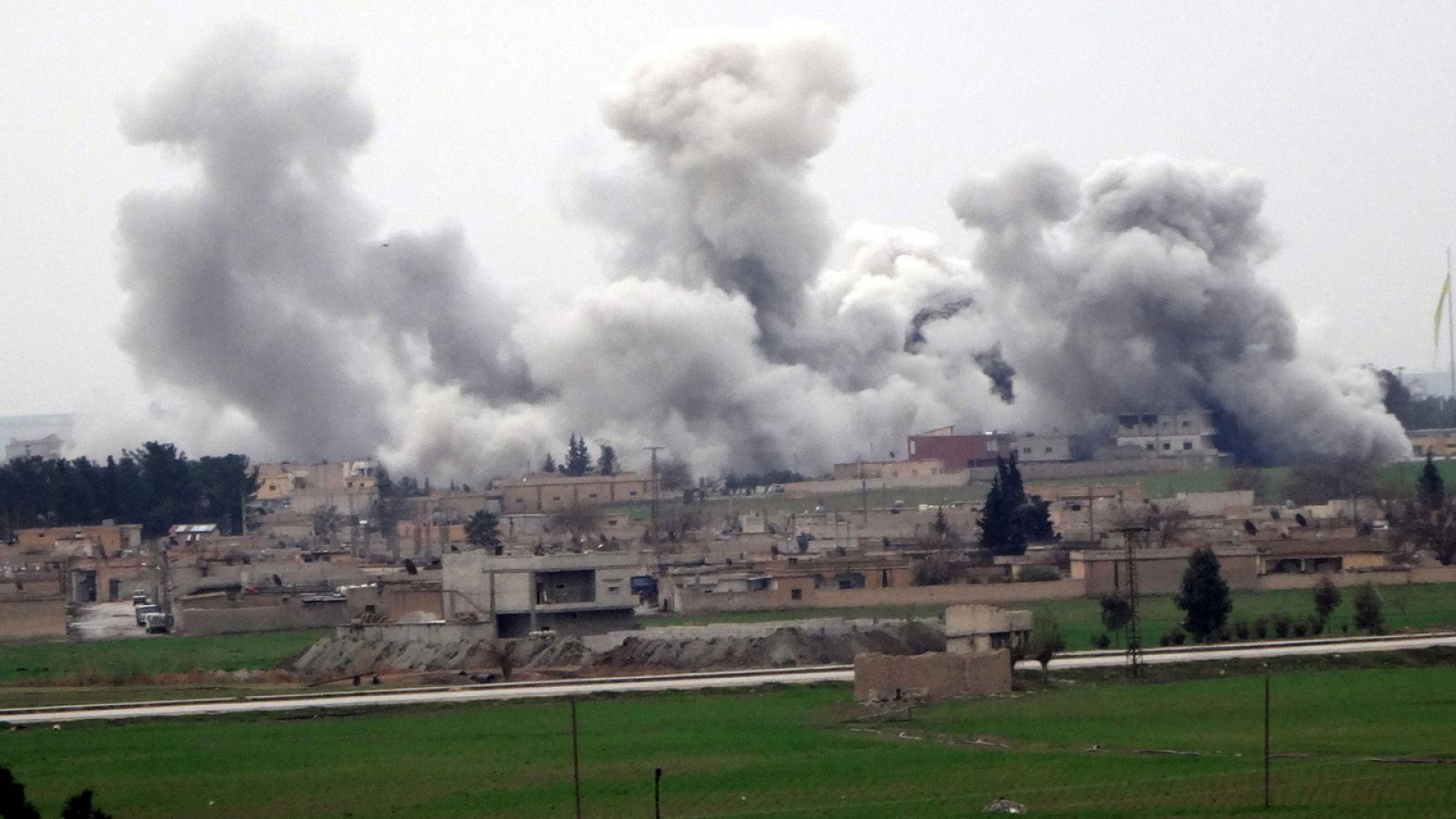 El humo se eleva sobre la localidad siria de Tel Abyad durante los enfrentamientos entre el EI y los kurdos del YPG