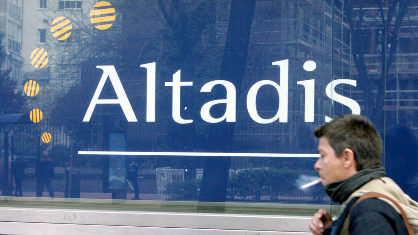 Un fumador pasa por delante de un logo de Altadis