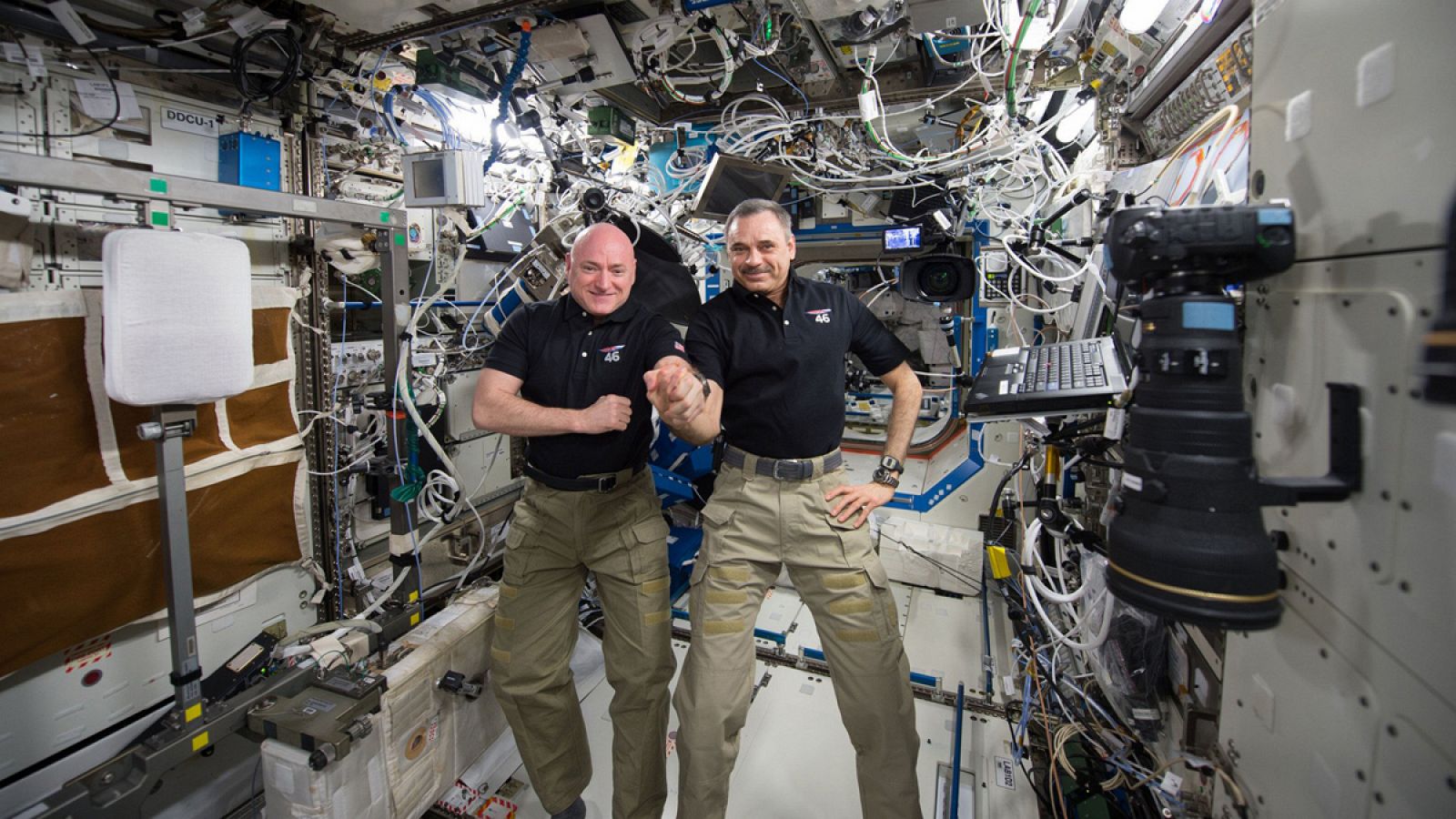 El cosmonauta ruso Mijaíl Kornienko y el estadounidense Scott Kelly.