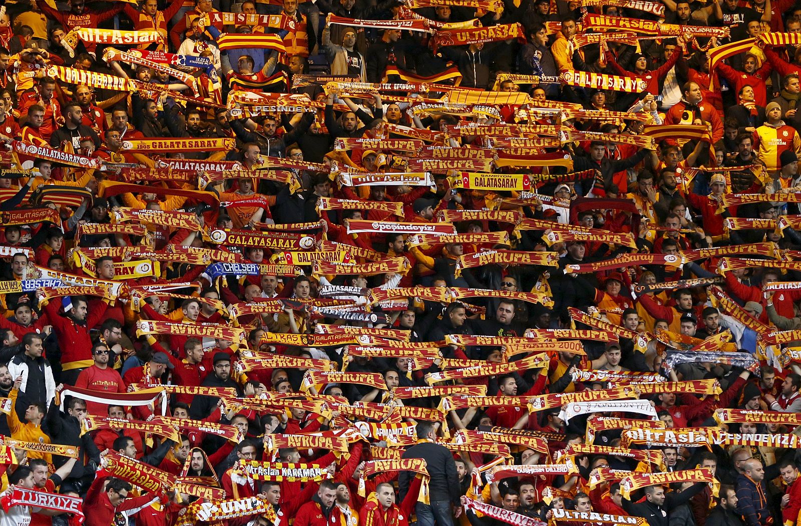 Hinchas del Galatasaray animan a su equipo durante un partido de Champions League en Stamford Bridge.