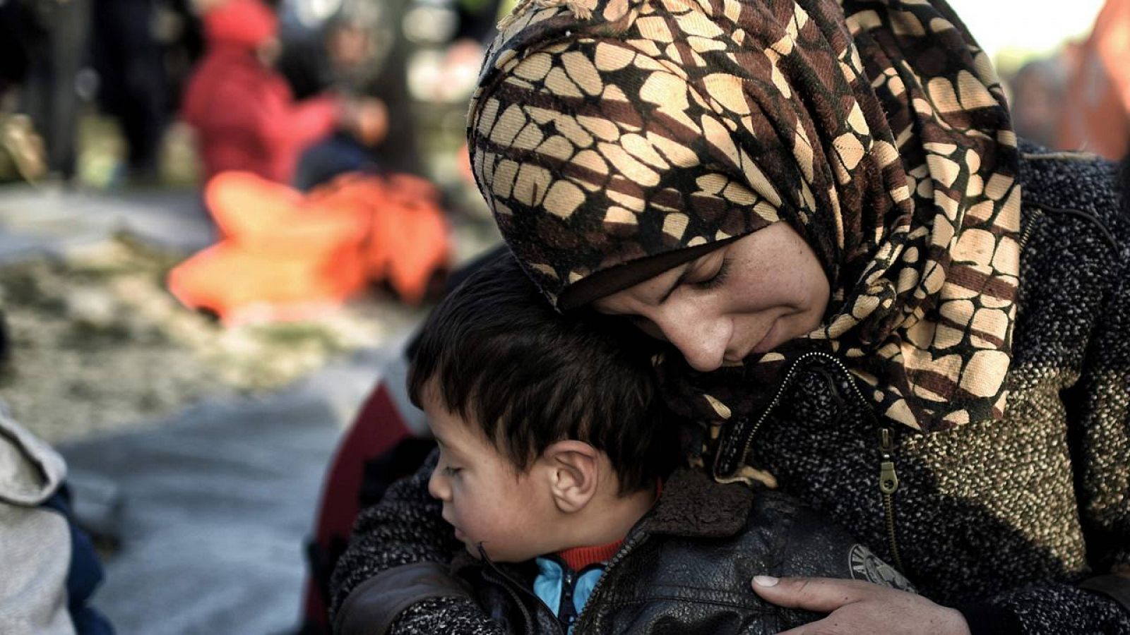 Una migrante se abraza a niño en Mytilene, al norte de Lesbos en Grecia