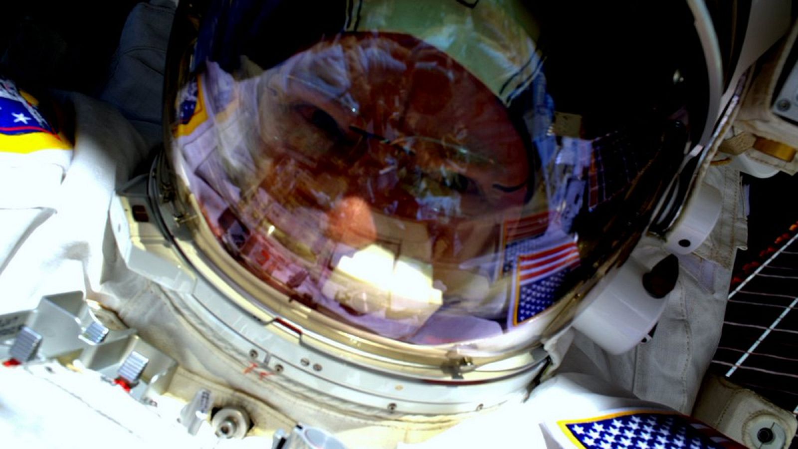 'Selfie' del propio Scott Kelly, dentro de la Estación Espacial Internacional.