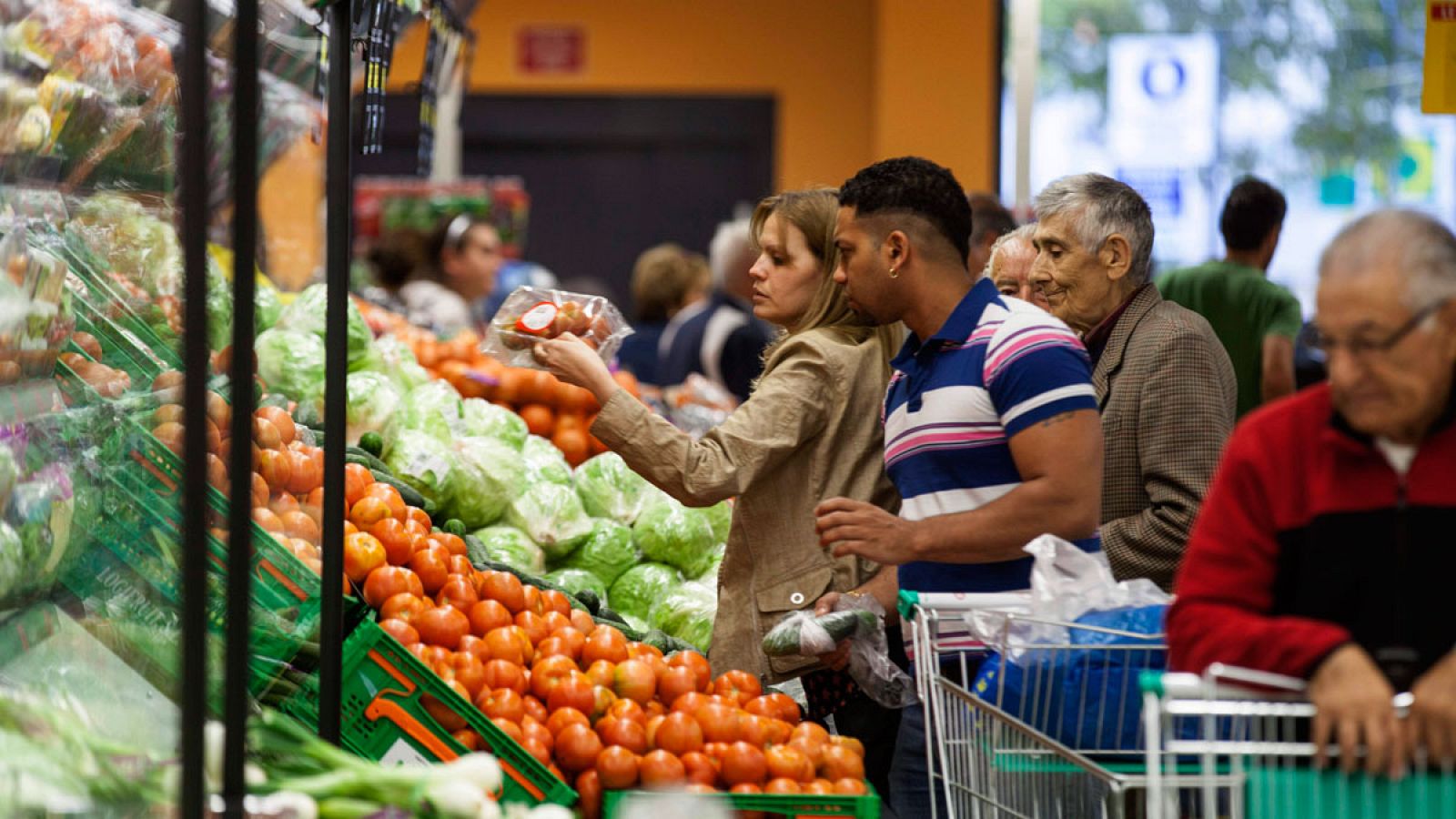 Clientes en un supermercado Mercadona de Vitoria