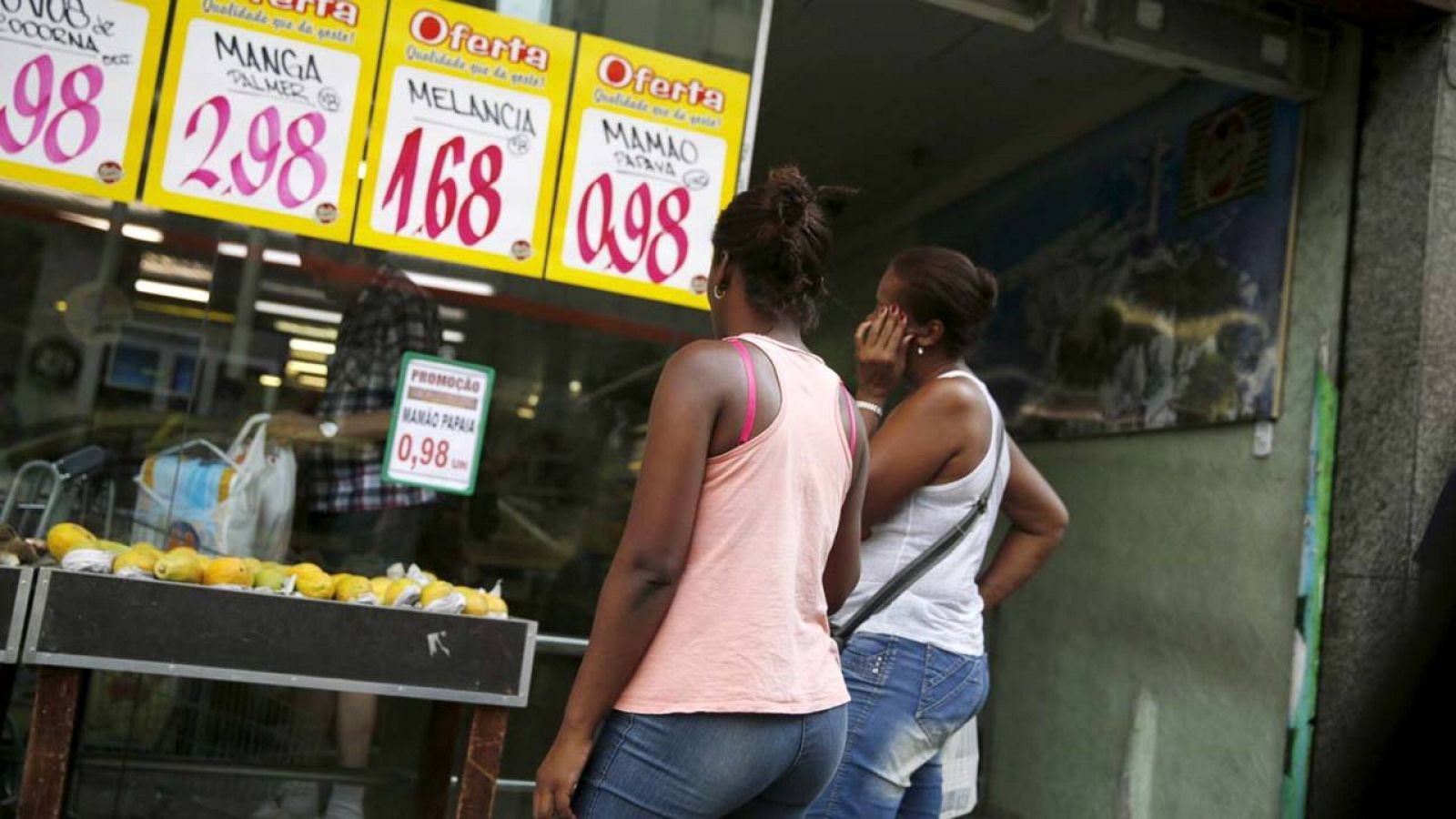 Dos mujeres miran los precios de un supermercado en Río de Janeiro