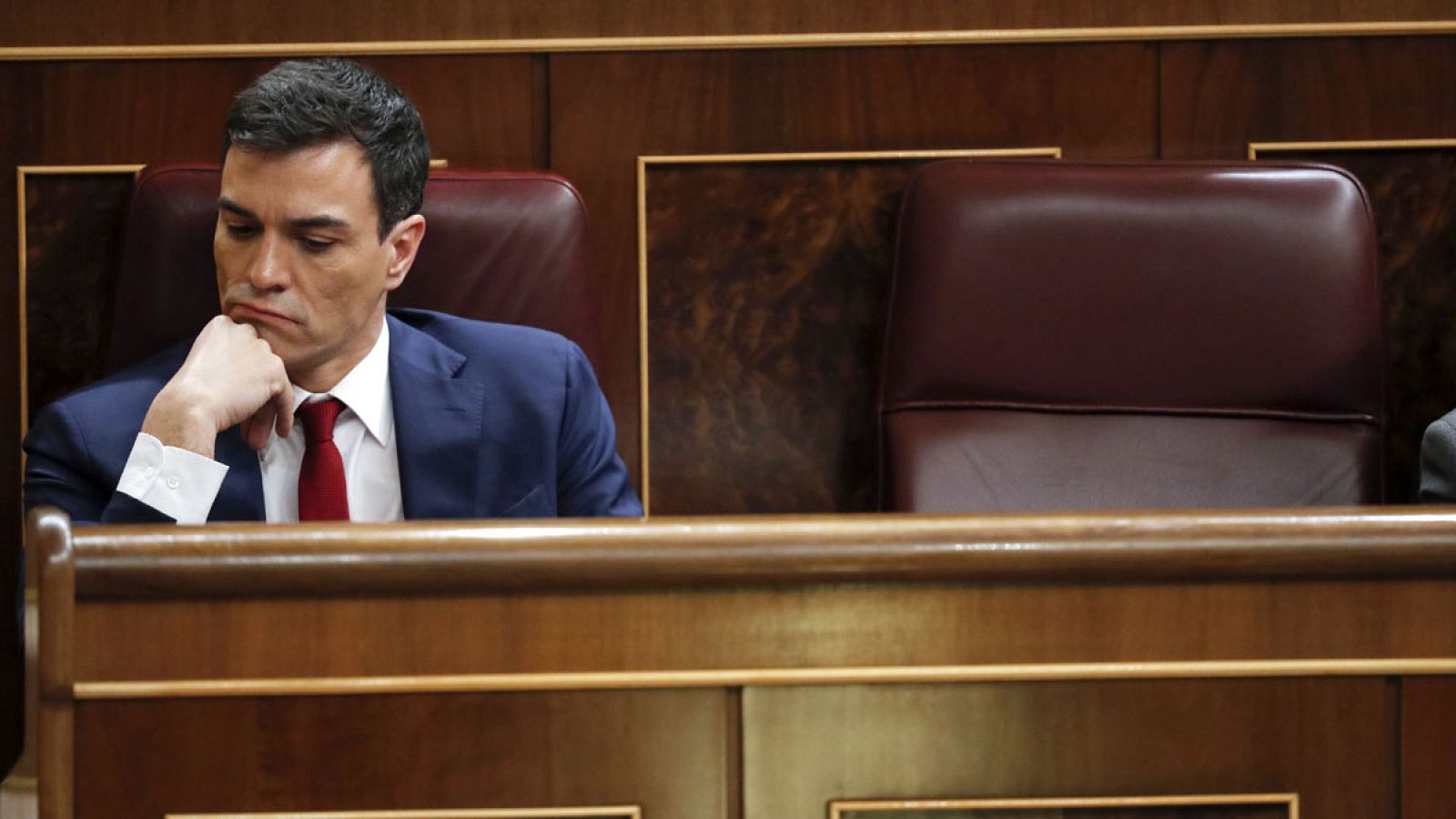 El líder del PSOE, Pedro Sánchez, en su escaño durante la segunda jornada del debate de su investidura