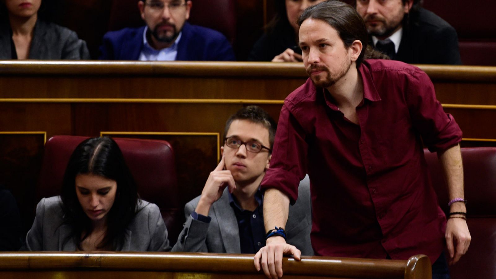 Pablo Iglesias se levanta para votar 'no' a la investidura de Pedro Sánchez como presidente del Gobierno