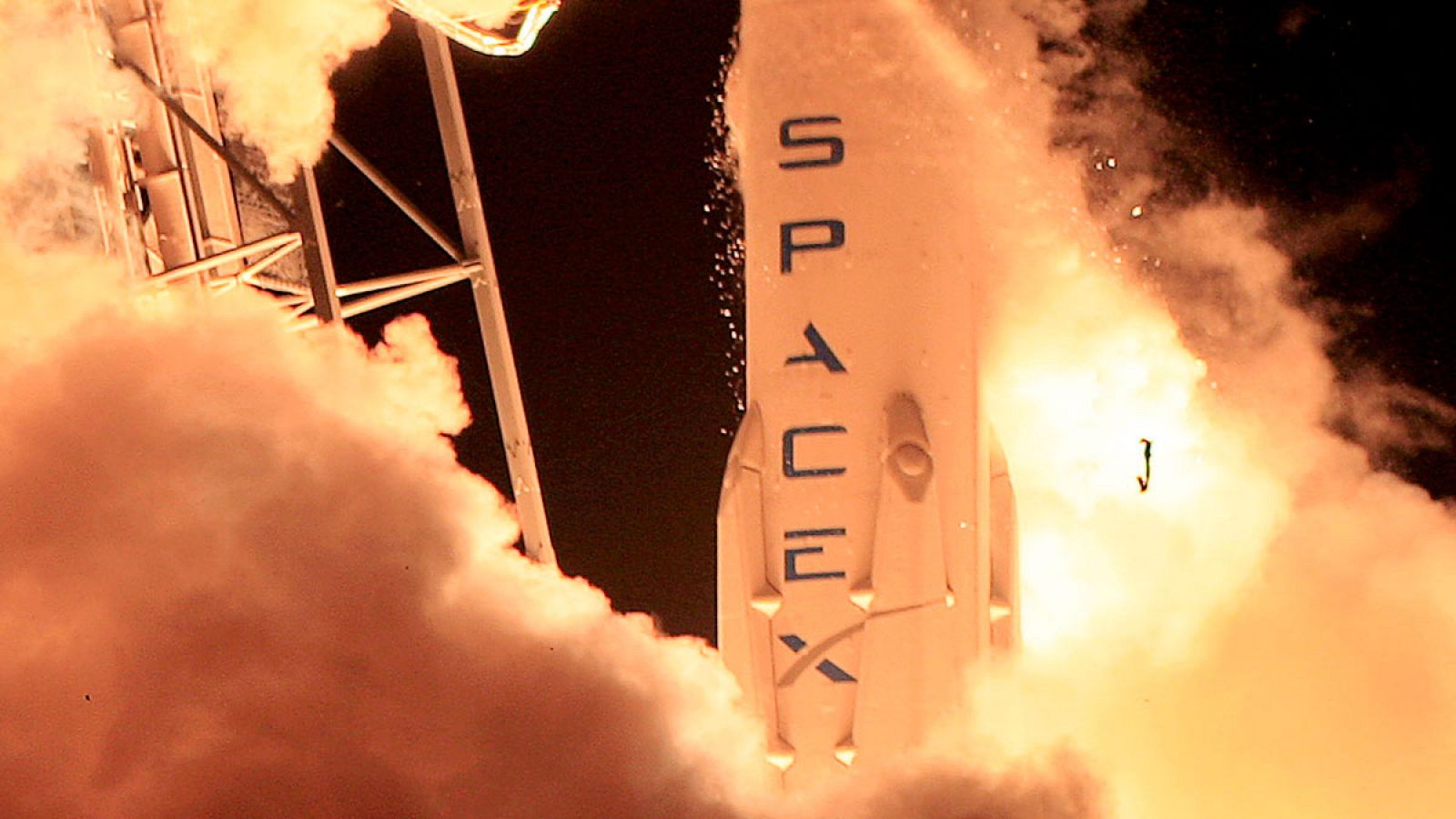 SpaceX lanza con éxito satélite al espacio, pero falla en el regreso del cohete