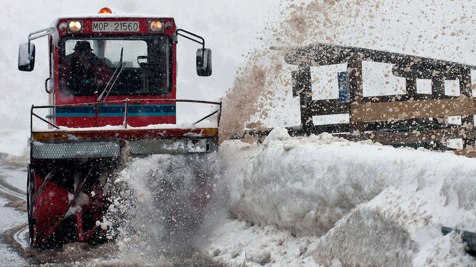 Una máquina quitanieve limpia el aparcamiento de la estación de esquí de Alto Campoo en Cantabria