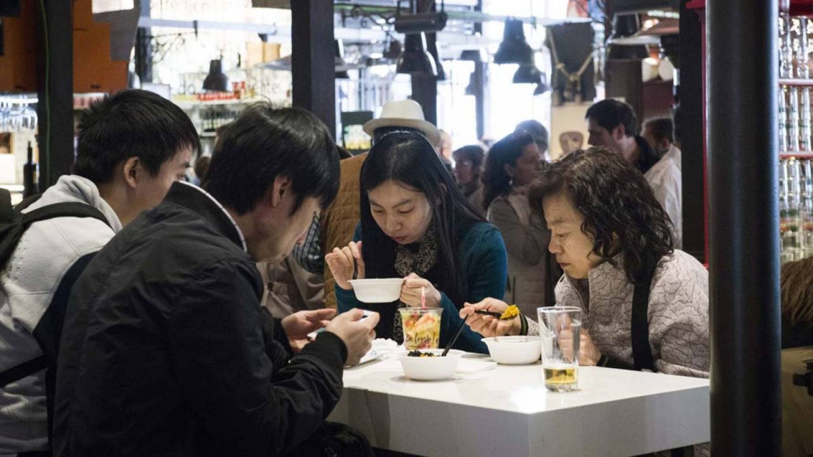 Un grupo de turistas asiáticos en el madrileño Mercado de San Miguel