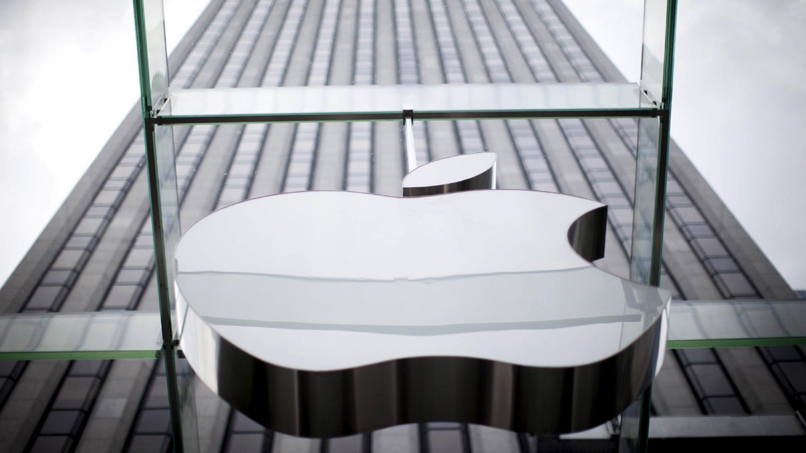 El logo de Apple en la tienda que tiene la compañía en la Quinta Avenida de Nueva York